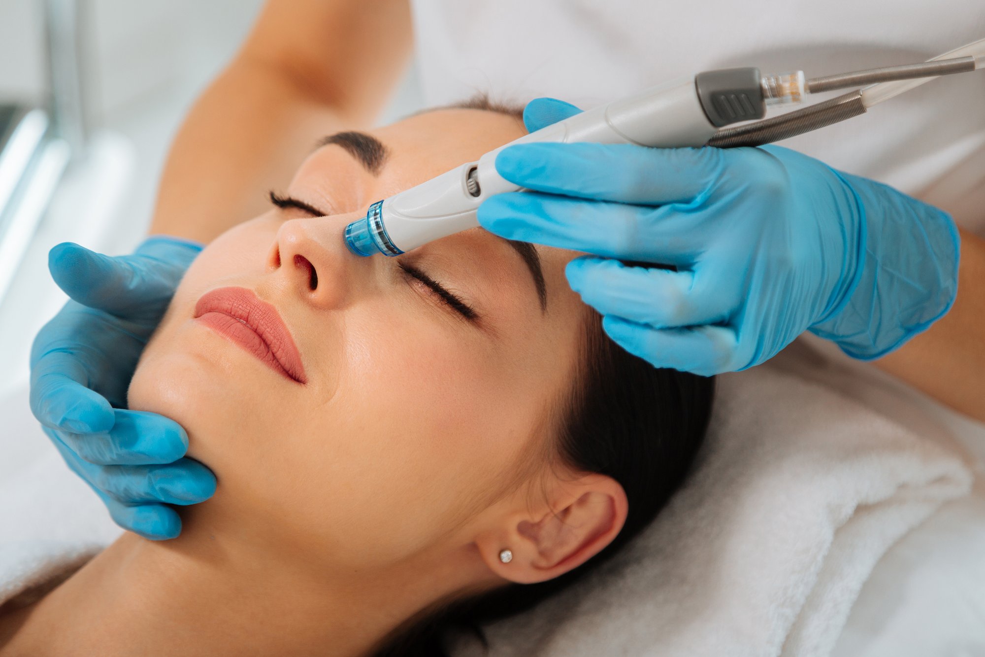 Hydra-Facial-Behandlung mit professionellem Gerät